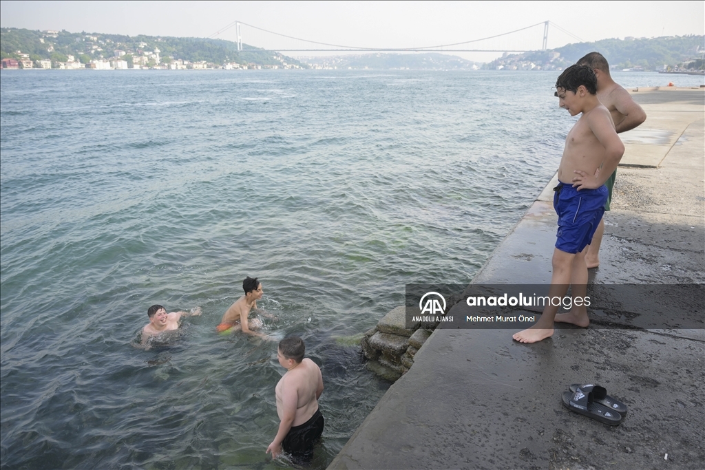 İstanbul'da sıcaktan bunalanlar serinlemek için sahil ve parkları tercih etti