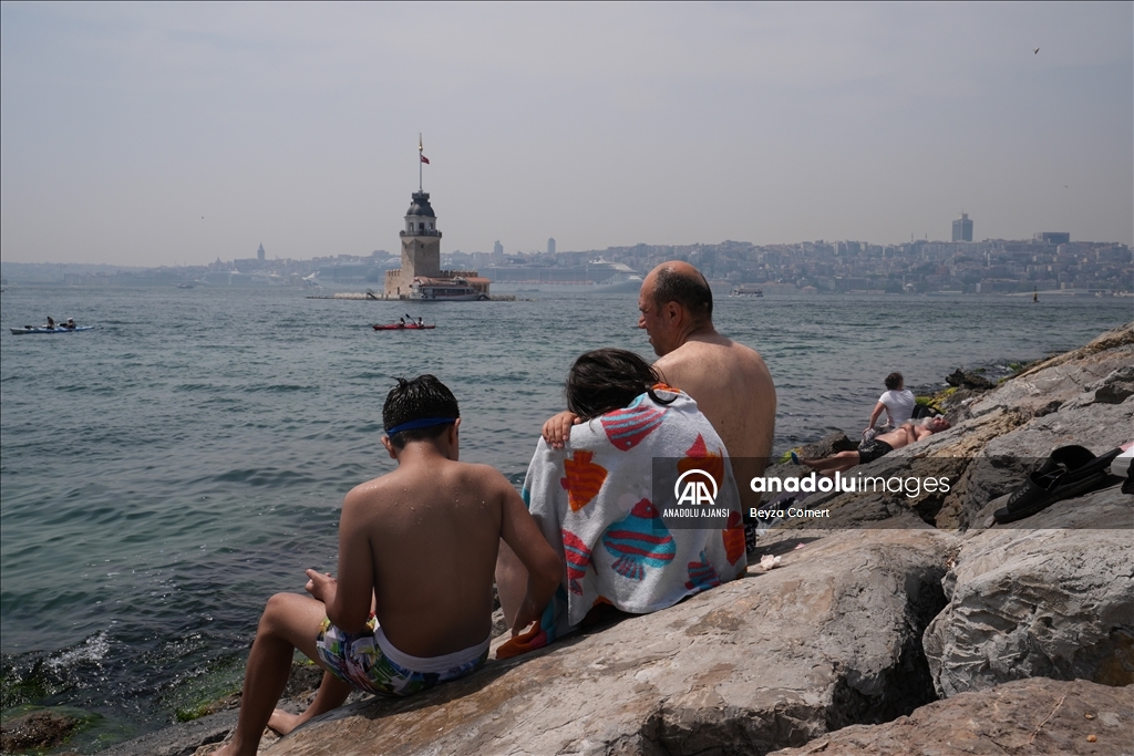 İstanbul'da sıcaktan bunalanlar serinlemek için sahil ve parkları tercih etti