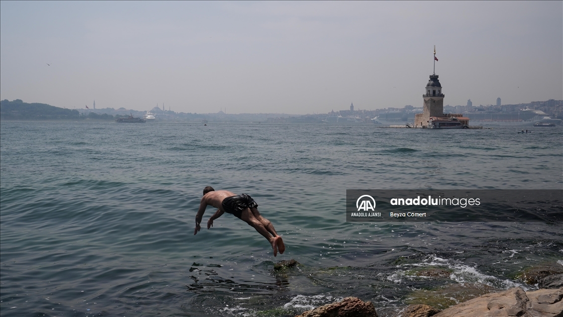 İstanbul'da sıcaktan bunalanlar serinlemek için sahil ve parkları tercih etti