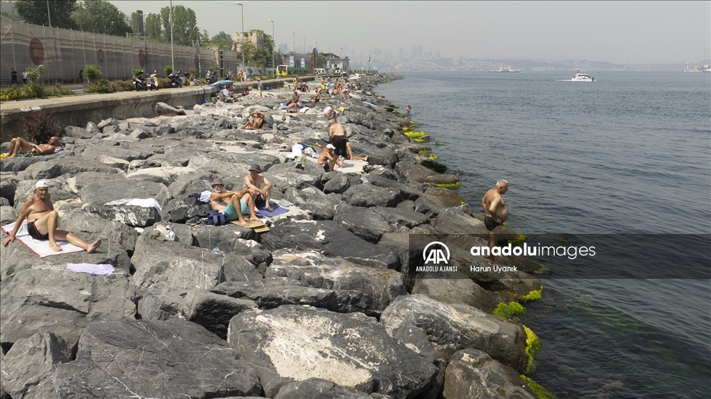İstanbul'da sıcaktan bunalanlar serinlemek için sahil ve parkları tercih etti