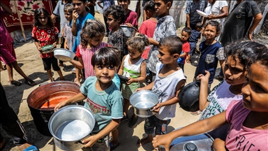 Gazze'deki yardım kuruluşları Filistinlilere sıcak yemek dağıttı