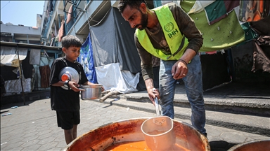 İHH, İsrail saldırıları altındaki Gazze'de yemek dağıtımı yaptı