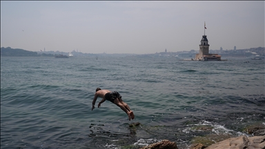 İstanbul'da sıcaktan bunalanlar serinlemek için sahil ve parkları tercih etti