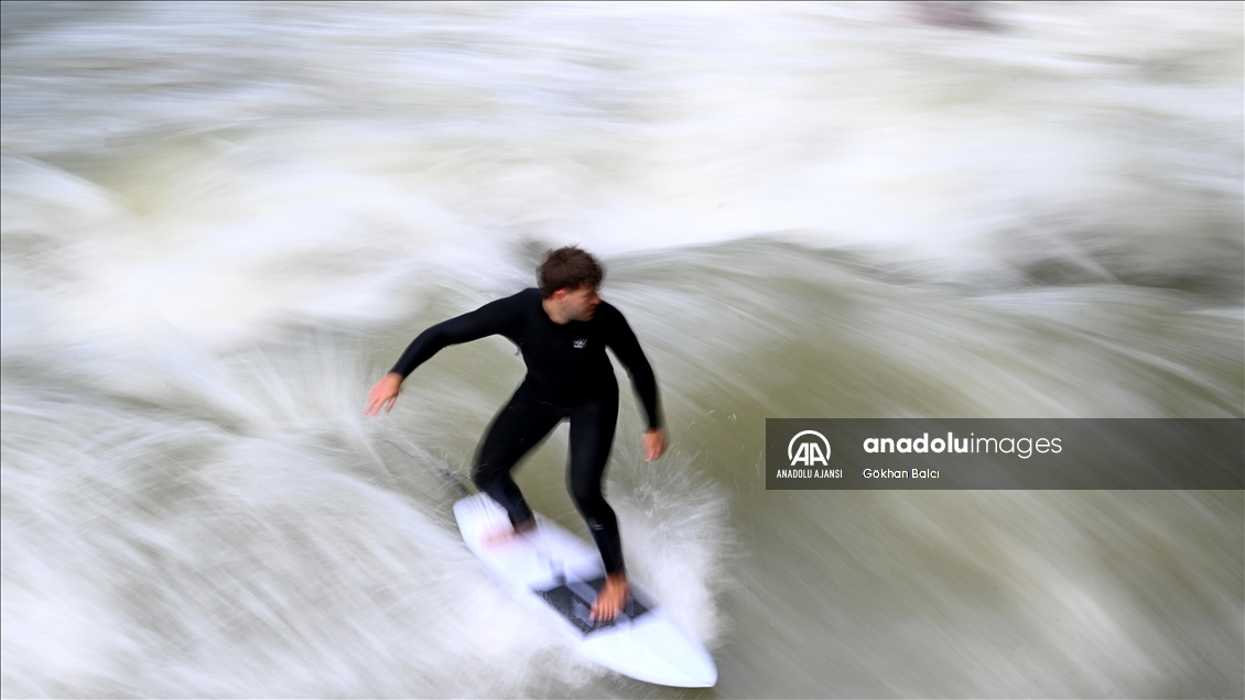 Münih'te sörf tutkunları Eisbach'da buluşuyor