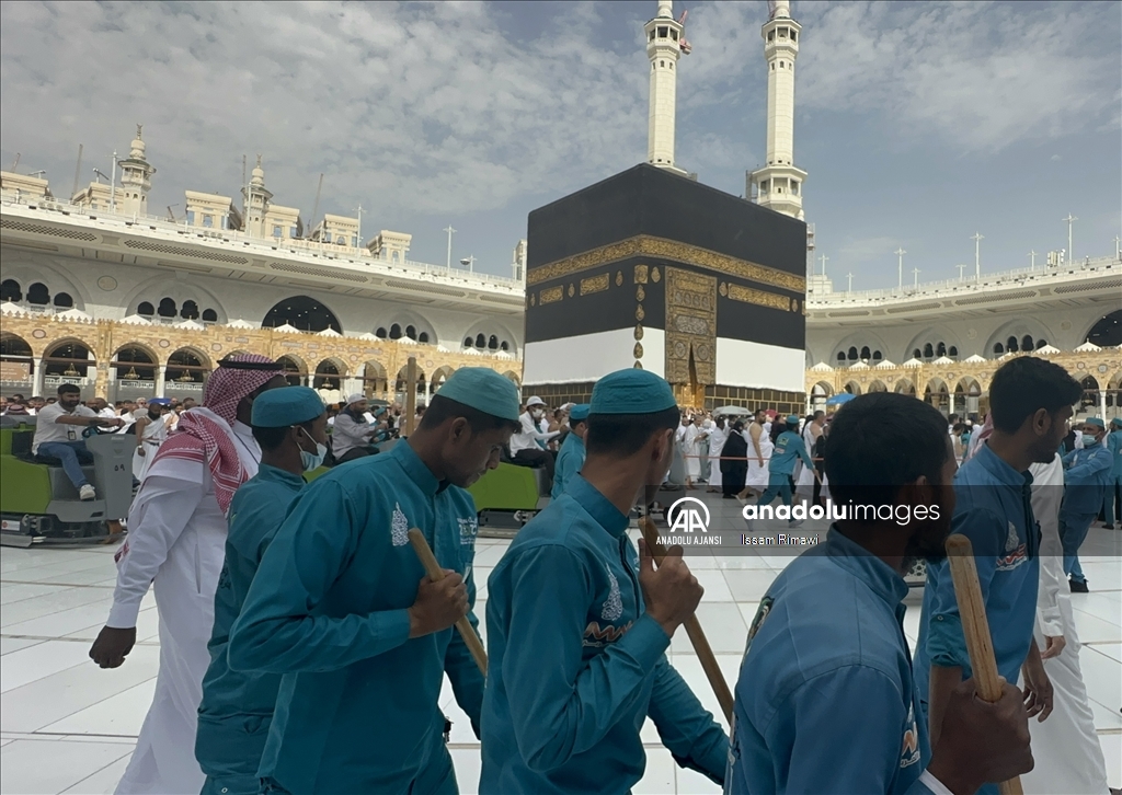 Kabe’deki görevliler her gün binlerce Müslüman’a çeşitli hizmetler sunuyor