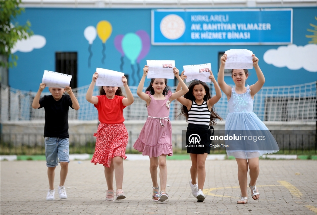 Kırklareli'ndeki okullarda öğrenciler karnelerini aldı