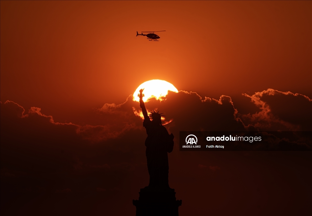 New York Özgürlük Heykeli ve gün batımı