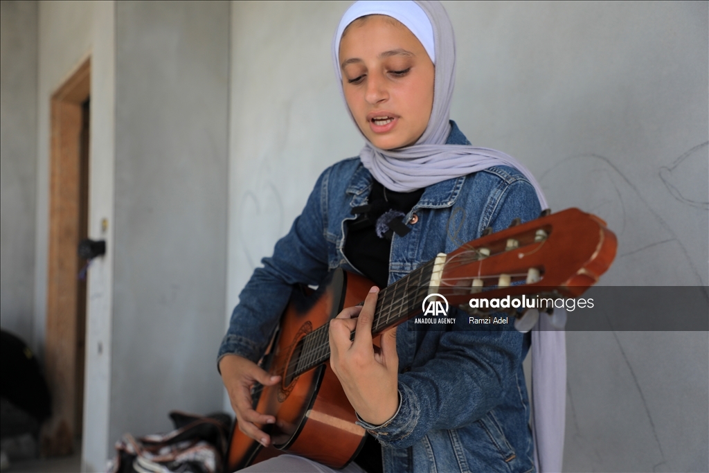بالغناء وأنغام الغيتار.. شابة فلسطينية تنقل صوت غزة للعالم