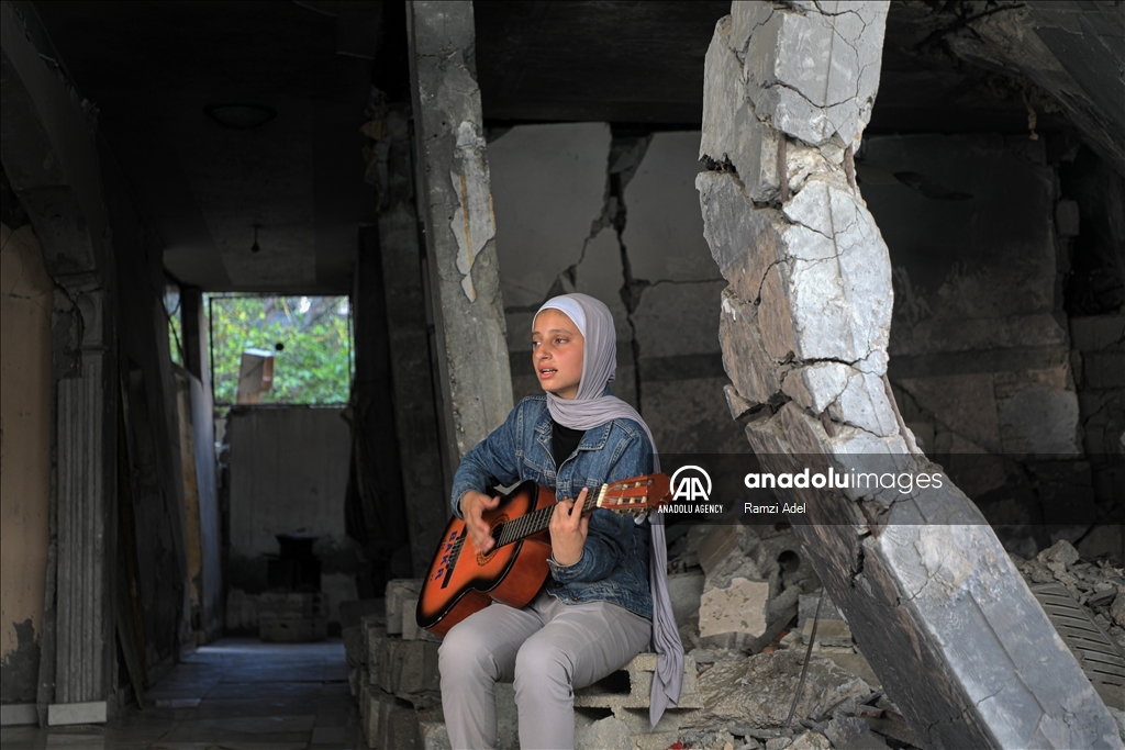 بالغناء وأنغام الغيتار.. شابة فلسطينية تنقل صوت غزة للعالم