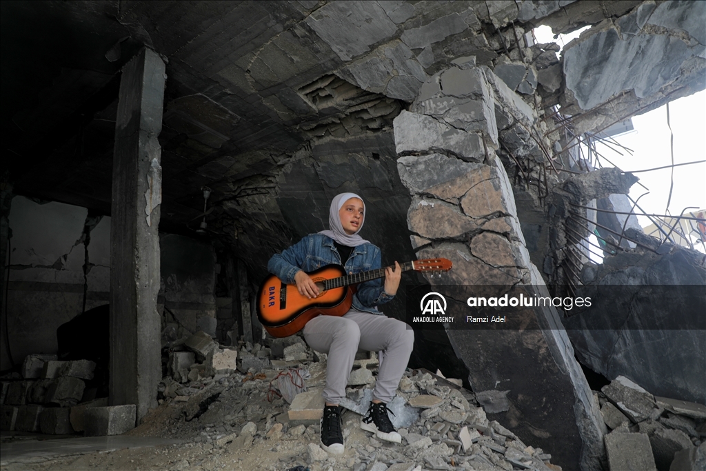 بالغناء وأنغام الغيتار.. شابة فلسطينية تنقل صوت غزة للعالم