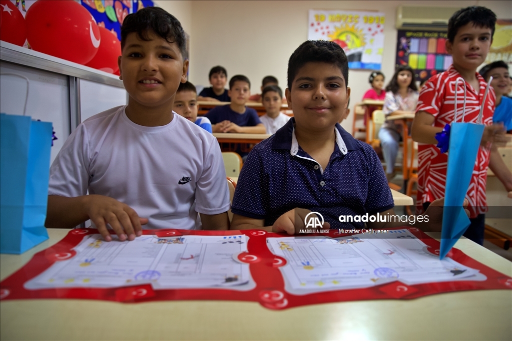 Osmaniye'deki okullarda öğrenciler karnelerini aldı