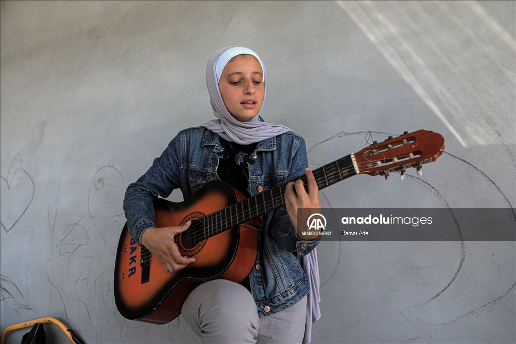 بالغناء وأنغام الغيتار.. شابة فلسطينية تنقل صوت غزة للعالم