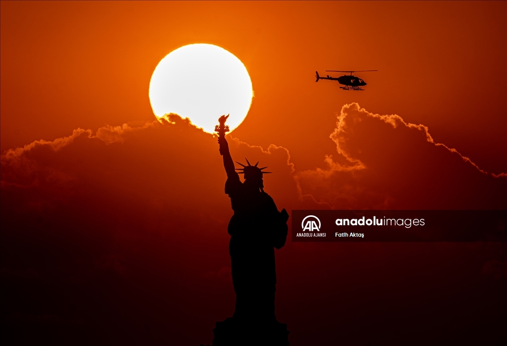 New York Özgürlük Heykeli ve gün batımı