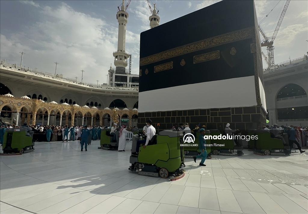 Kabe’deki görevliler her gün binlerce Müslüman’a çeşitli hizmetler sunuyor