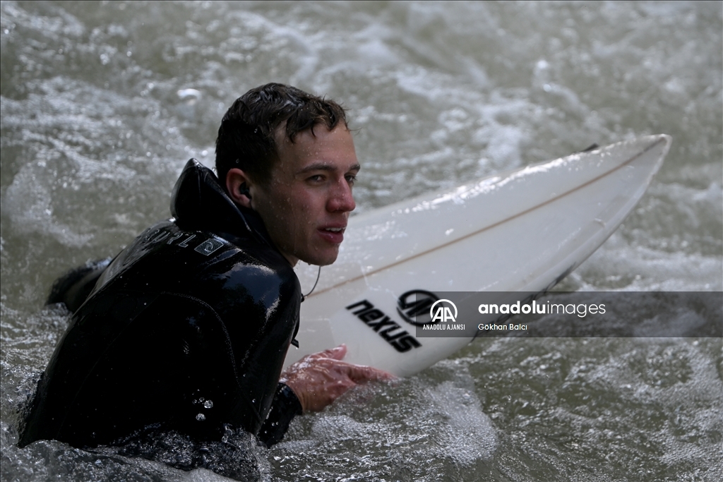 Münih'te sörf tutkunları Eisbach'da buluşuyor