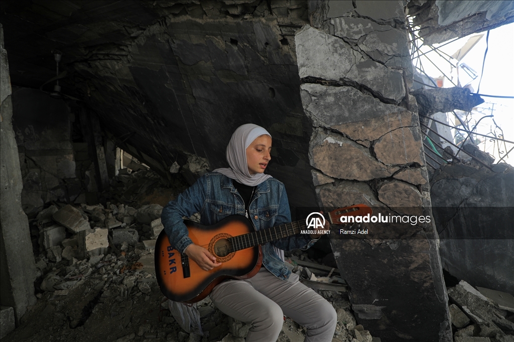 بالغناء وأنغام الغيتار.. شابة فلسطينية تنقل صوت غزة للعالم
