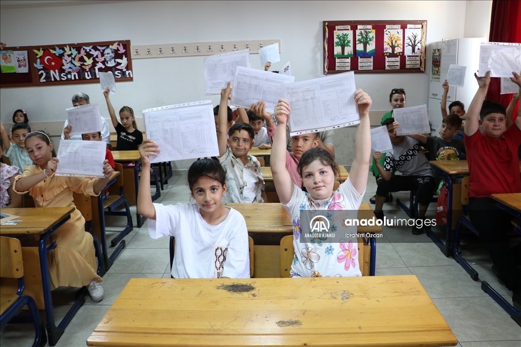 Kilis'teki okullarda öğrenciler karnelerini aldı