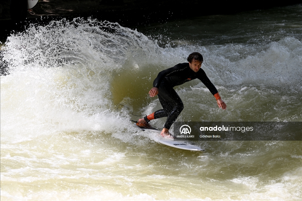 Münih'te sörf tutkunları Eisbach'da buluşuyor