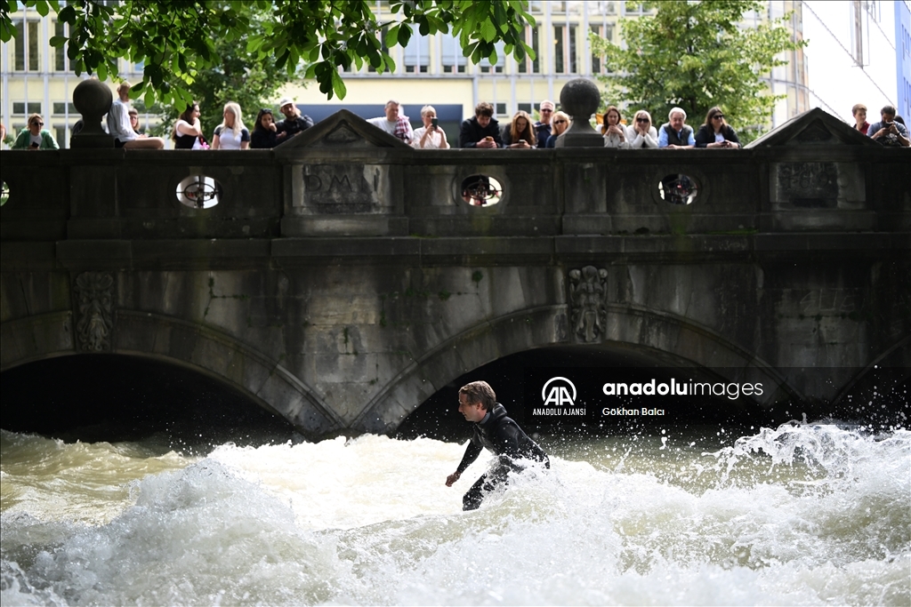 Münih'te sörf tutkunları Eisbach'da buluşuyor