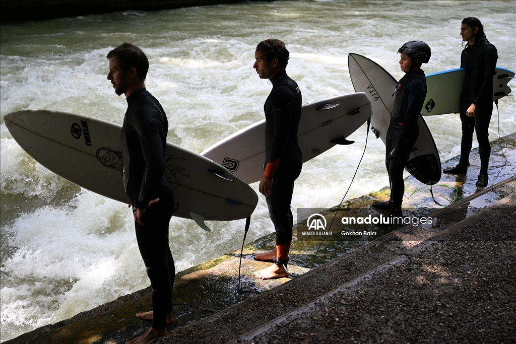 Münih'te sörf tutkunları Eisbach'da buluşuyor