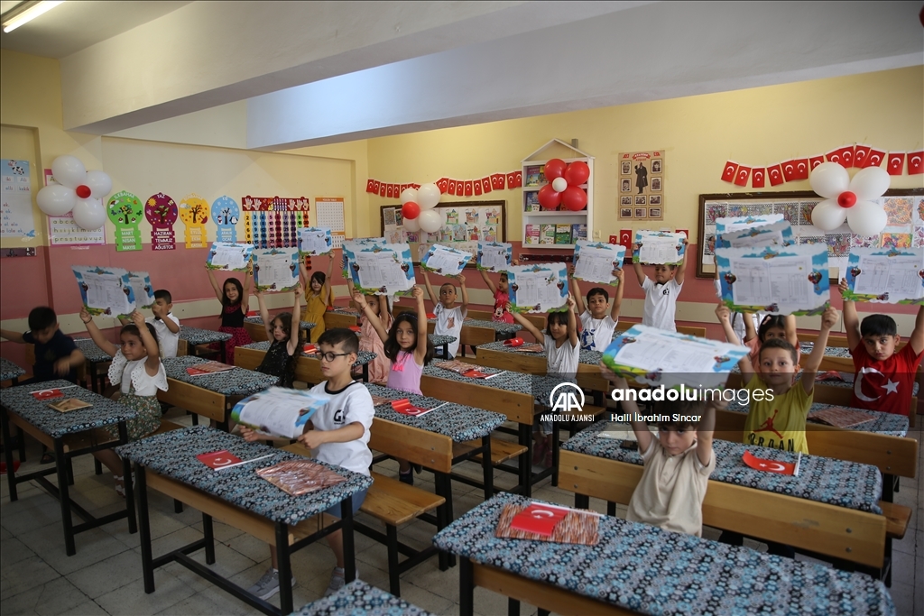 Mardin'deki okullarda öğrenciler karnelerini aldı