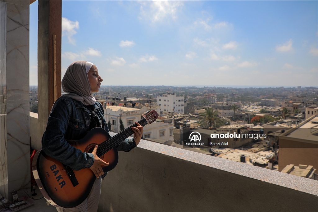 بالغناء وأنغام الغيتار.. شابة فلسطينية تنقل صوت غزة للعالم