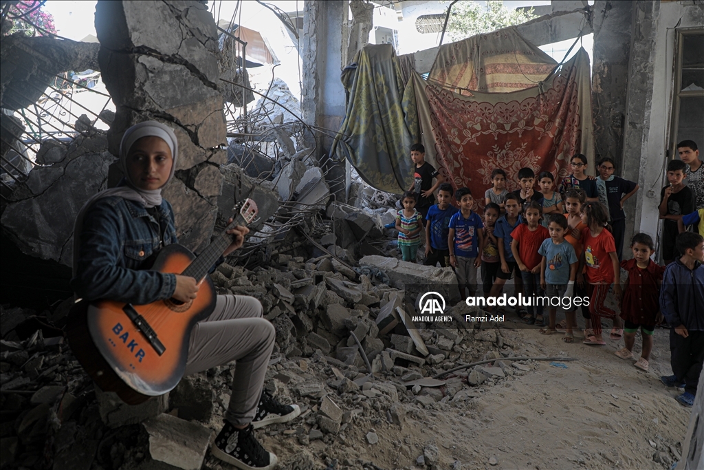 بالغناء وأنغام الغيتار.. شابة فلسطينية تنقل صوت غزة للعالم