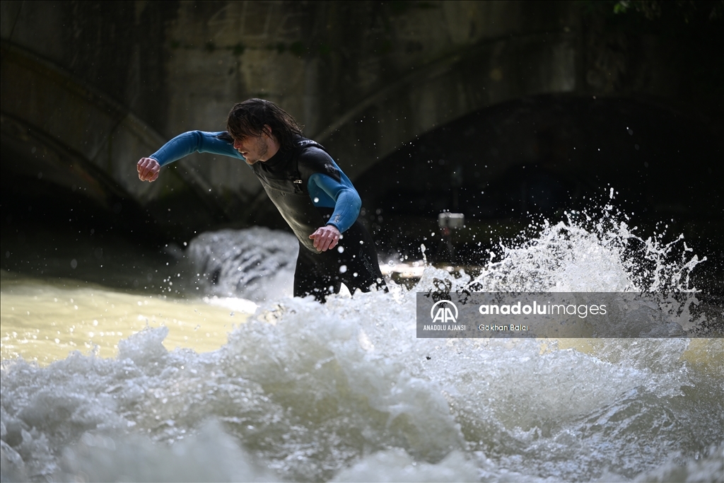 Münih'te sörf tutkunları Eisbach'da buluşuyor
