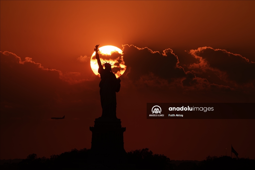 New York Özgürlük Heykeli ve gün batımı