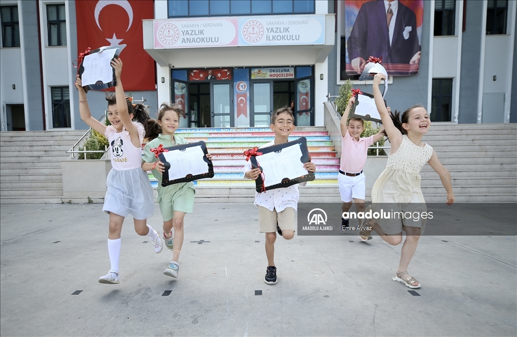 Sakarya'daki okullarda öğrenciler karnelerini aldı