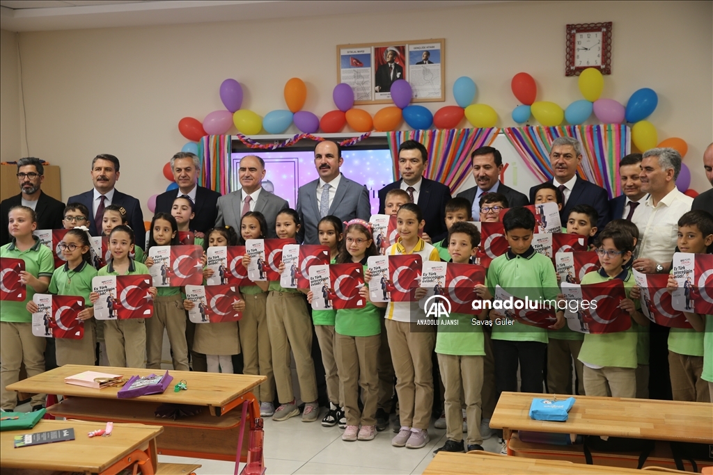 Konya'daki okullarda öğrenciler karnelerini aldı