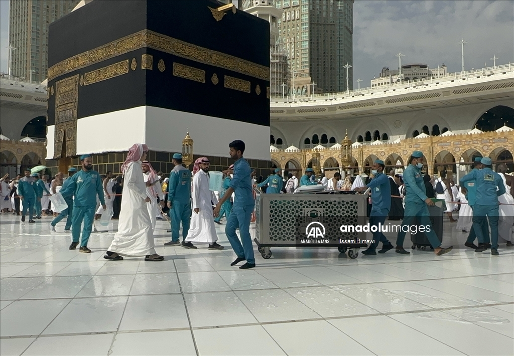 Kabe’deki görevliler her gün binlerce Müslüman’a çeşitli hizmetler sunuyor