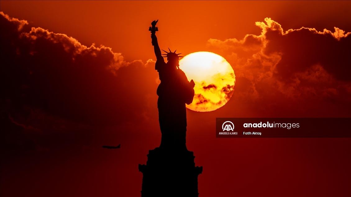 New York Özgürlük Heykeli ve gün batımı