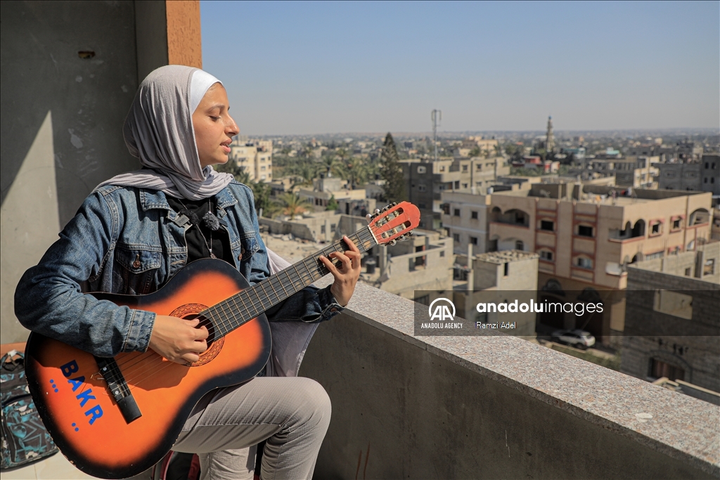 بالغناء وأنغام الغيتار.. شابة فلسطينية تنقل صوت غزة للعالم