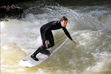 Серфинг без океана: Серферы собираются на реке Айсбах в Мюнхене