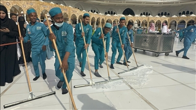 Kabe’deki görevliler her gün binlerce Müslüman’a çeşitli hizmetler sunuyor