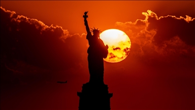 New York Özgürlük Heykeli ve gün batımı