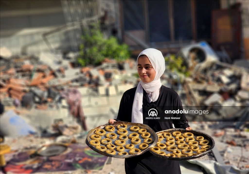 İsrail'in saldırılarına rağmen Gazzeli kadınlar bayram geleneklerini yaşatmaya çalışıyor