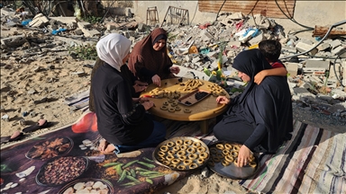 İsrail'in saldırılarına rağmen Gazzeli kadınlar bayram geleneklerini yaşatmaya çalışıyor