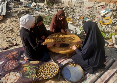  نازحات يصنعن كعك العيد فوق ركام منازلهم جنوبي قطاع غزة