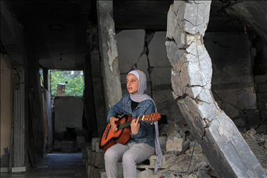 Молодая палестинка стремится привлечь внимание к трагедии в Газе игрой на гитаре