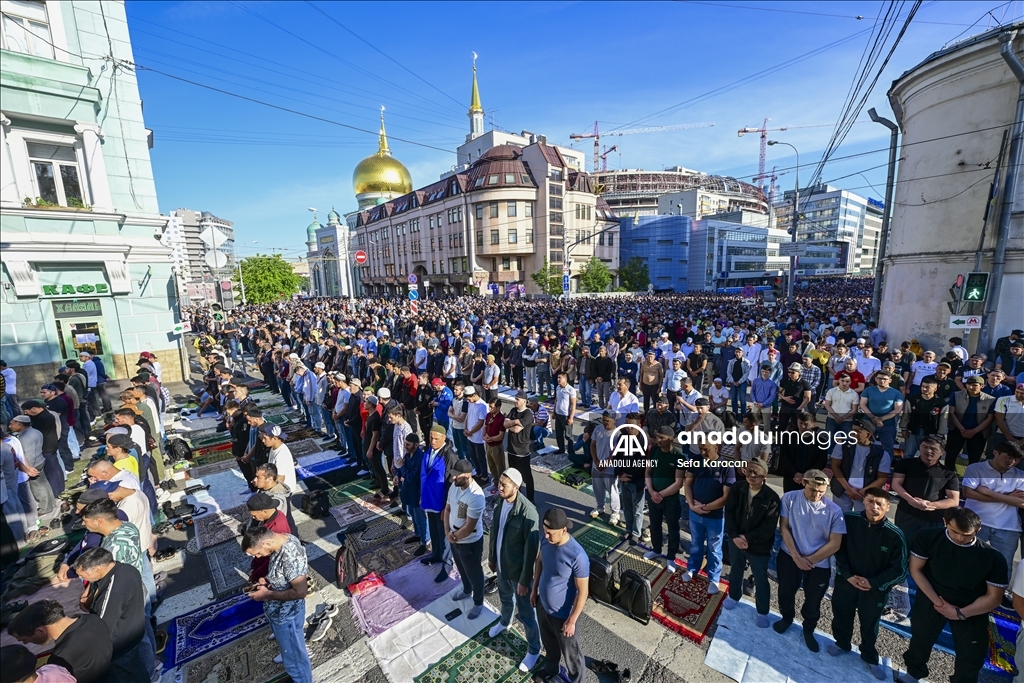Десятки тысяч мусульман собрались у Соборной мечети в Москве на Курбан-байрам