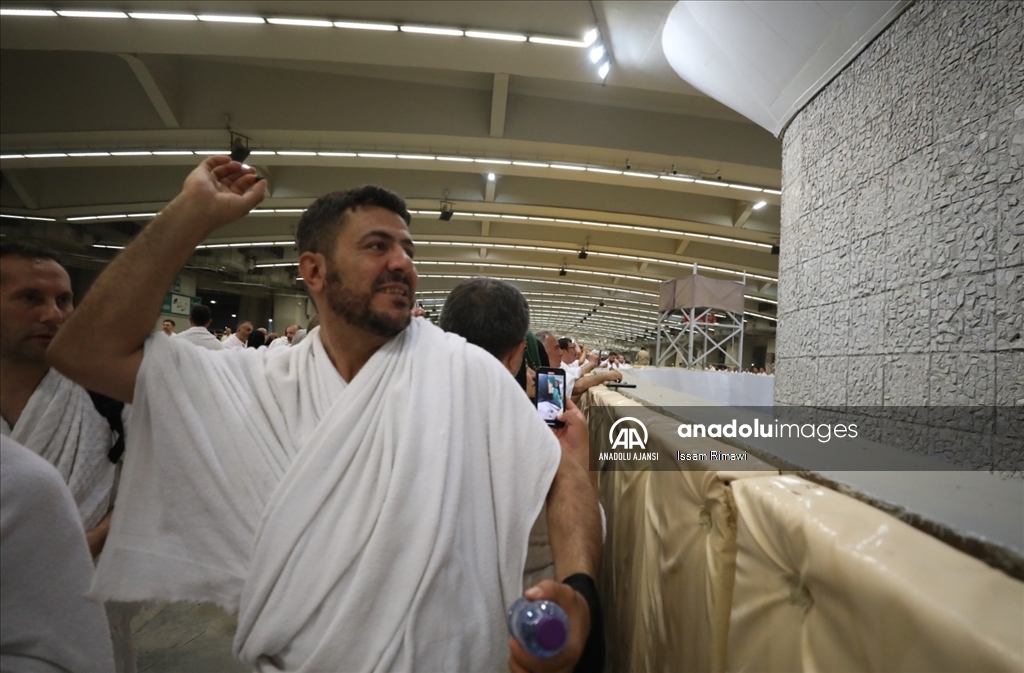 Hacı adayları Mina'da şeytan taşladı