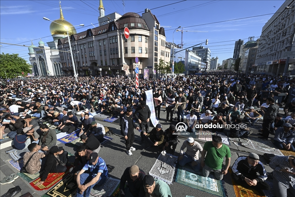 Десятки тысяч мусульман собрались у Соборной мечети в Москве на Курбан-байрам