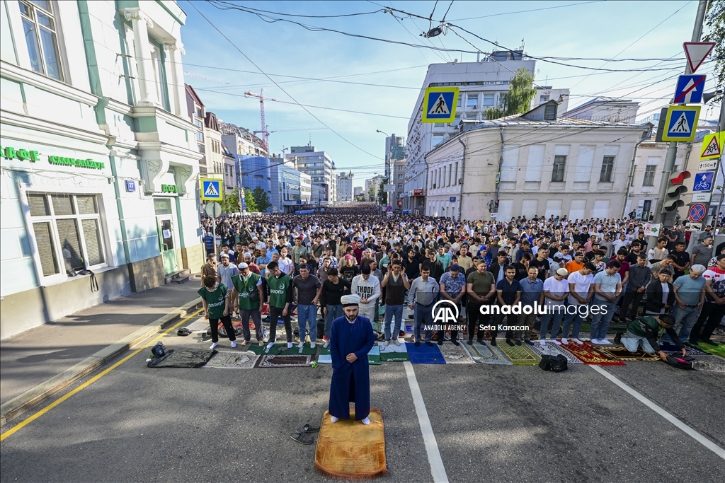 Десятки тысяч мусульман собрались у Соборной мечети в Москве на Курбан-байрам