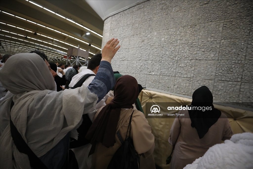 Hacı adayları Mina'da şeytan taşladı