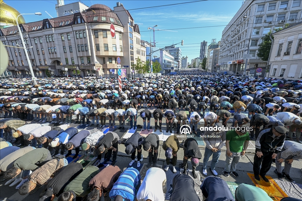 Десятки тысяч мусульман собрались у Соборной мечети в Москве на Курбан-байрам
