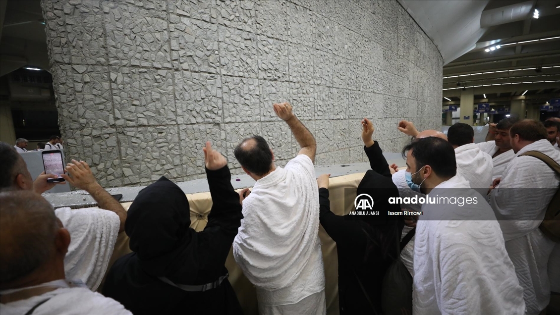 Hacı adayları Mina'da şeytan taşladı