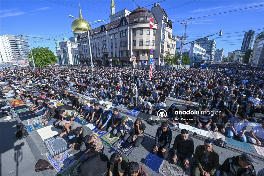 Десятки тысяч мусульман собрались у Соборной мечети в Москве на Курбан-байрам