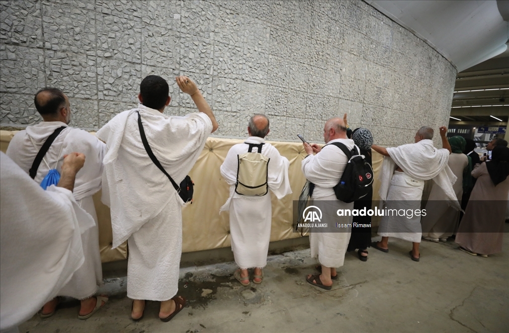 Hacı adayları Mina'da şeytan taşladı